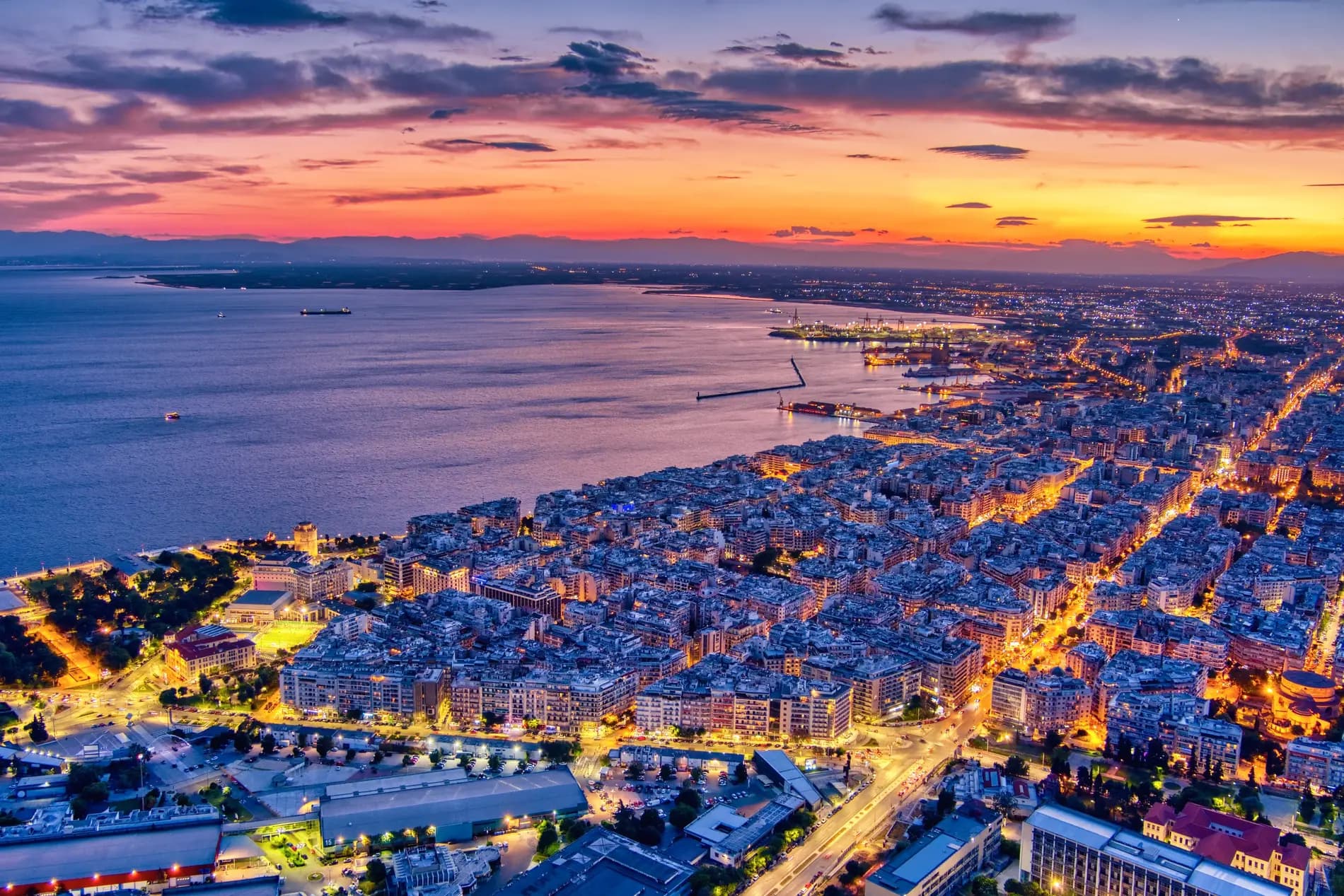 Ο κόλπος της Θεσσαλονίκης στο σούρουπο, με τη φωτισμένη παραλία να εκτείνεται γύρω από τον Θερμαϊκό